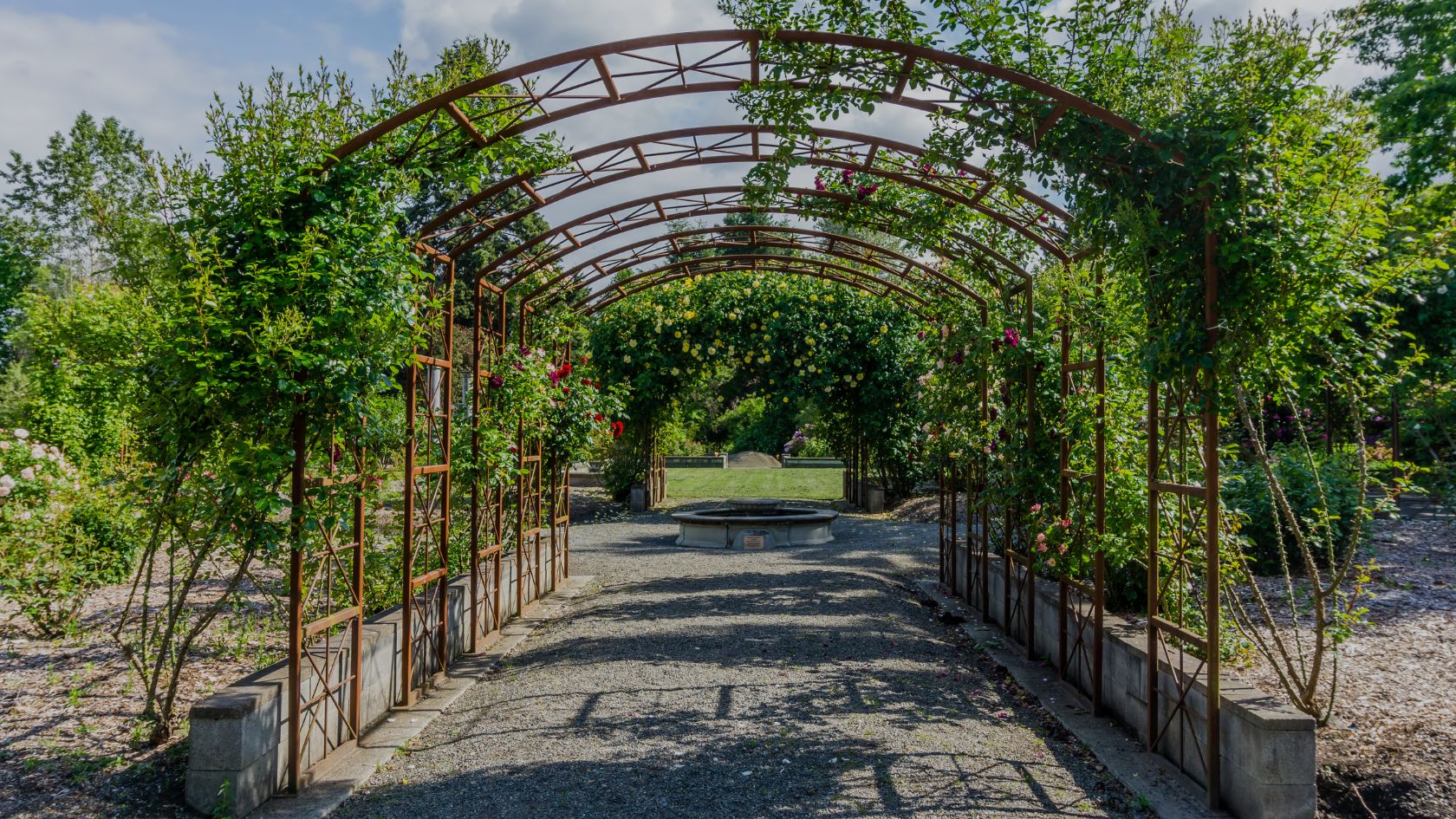 Les applications de la ferronnerie dans les jardins et les espaces extérieurs