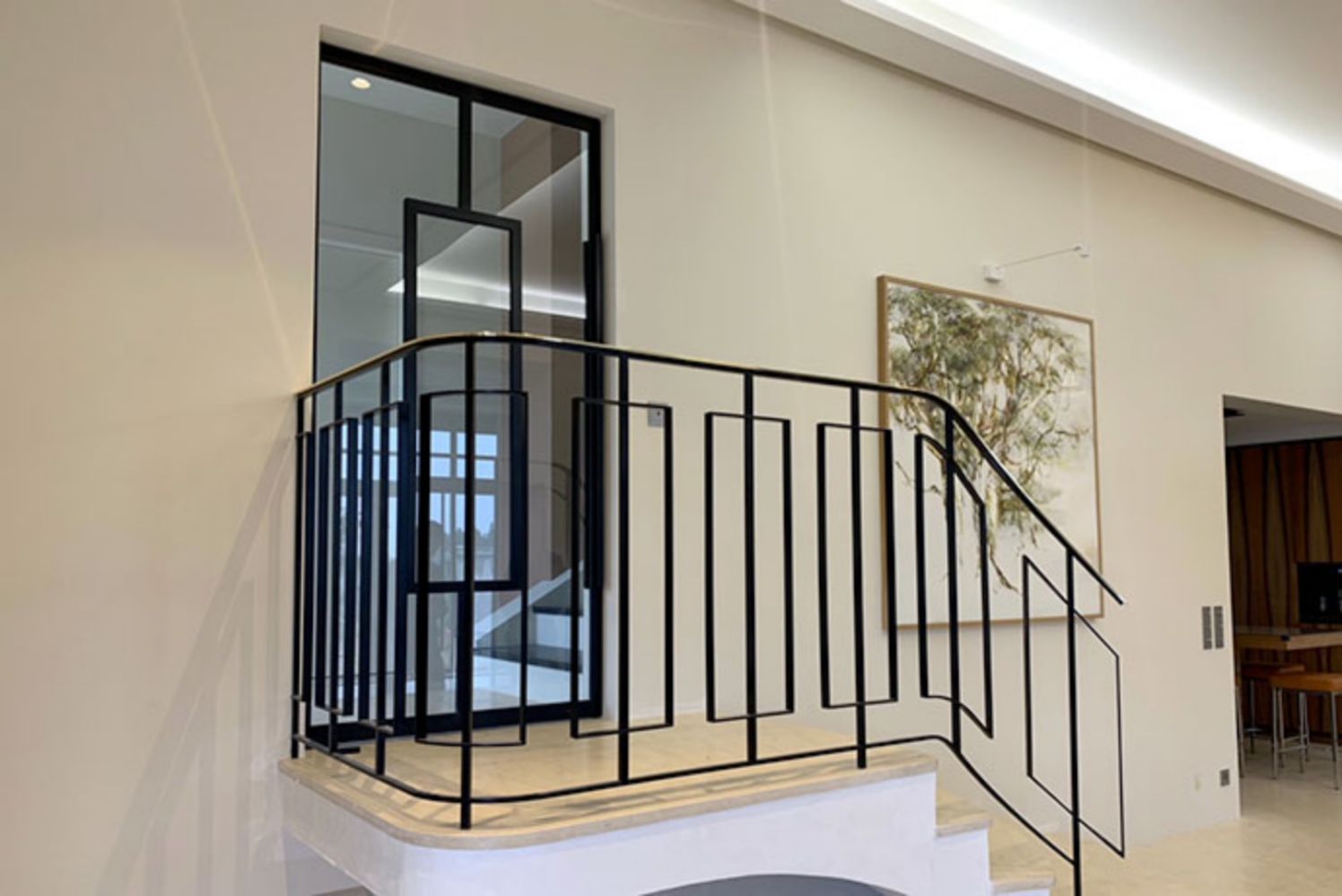 porte_interieur_pivot_avec_rampe_d_escalier_main_courante_laiton_poli_ct_metal_concept.jpg