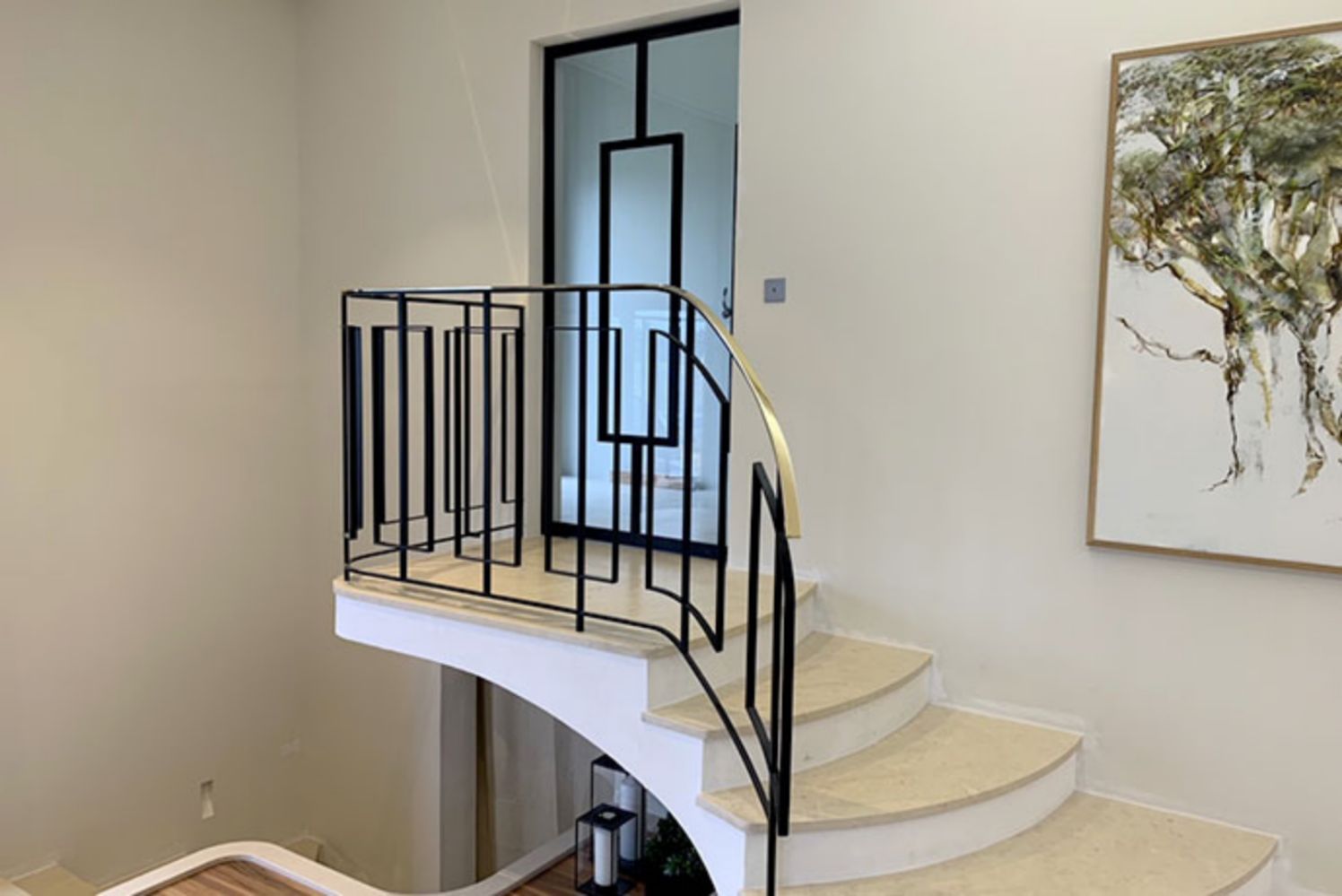 porte_interieur_pivot_rampe_d_escalier_main_courante_laiton_poli_ct_metal_concept.jpg