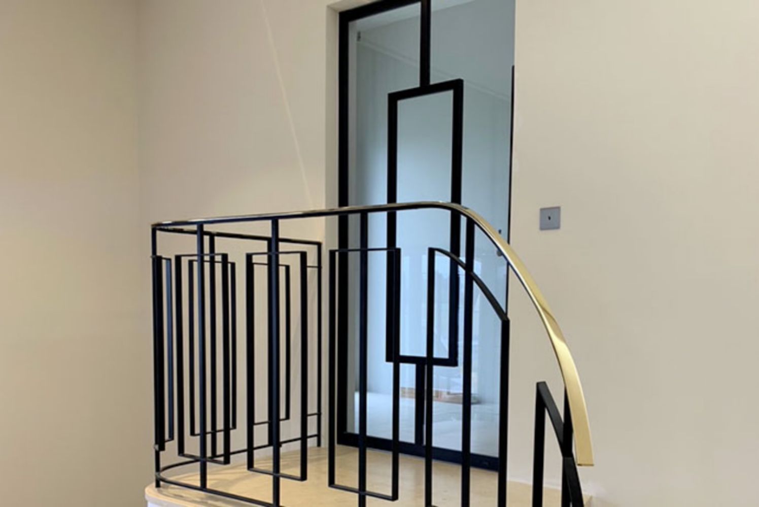 porte_interieur_sur_pivot_avec_rampe_d_escalier_main_courante_laiton_poli_ct_metal_concept.jpg