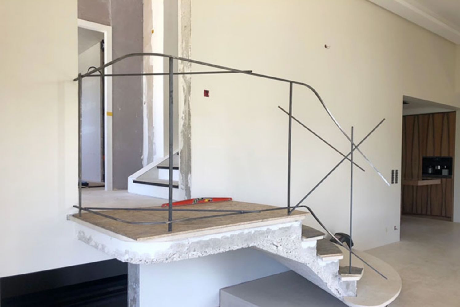 porte_interieur_sur_pivot_et_rampe_d_escalier_main_courante_laiton_poli_ct_metal_concept.jpg