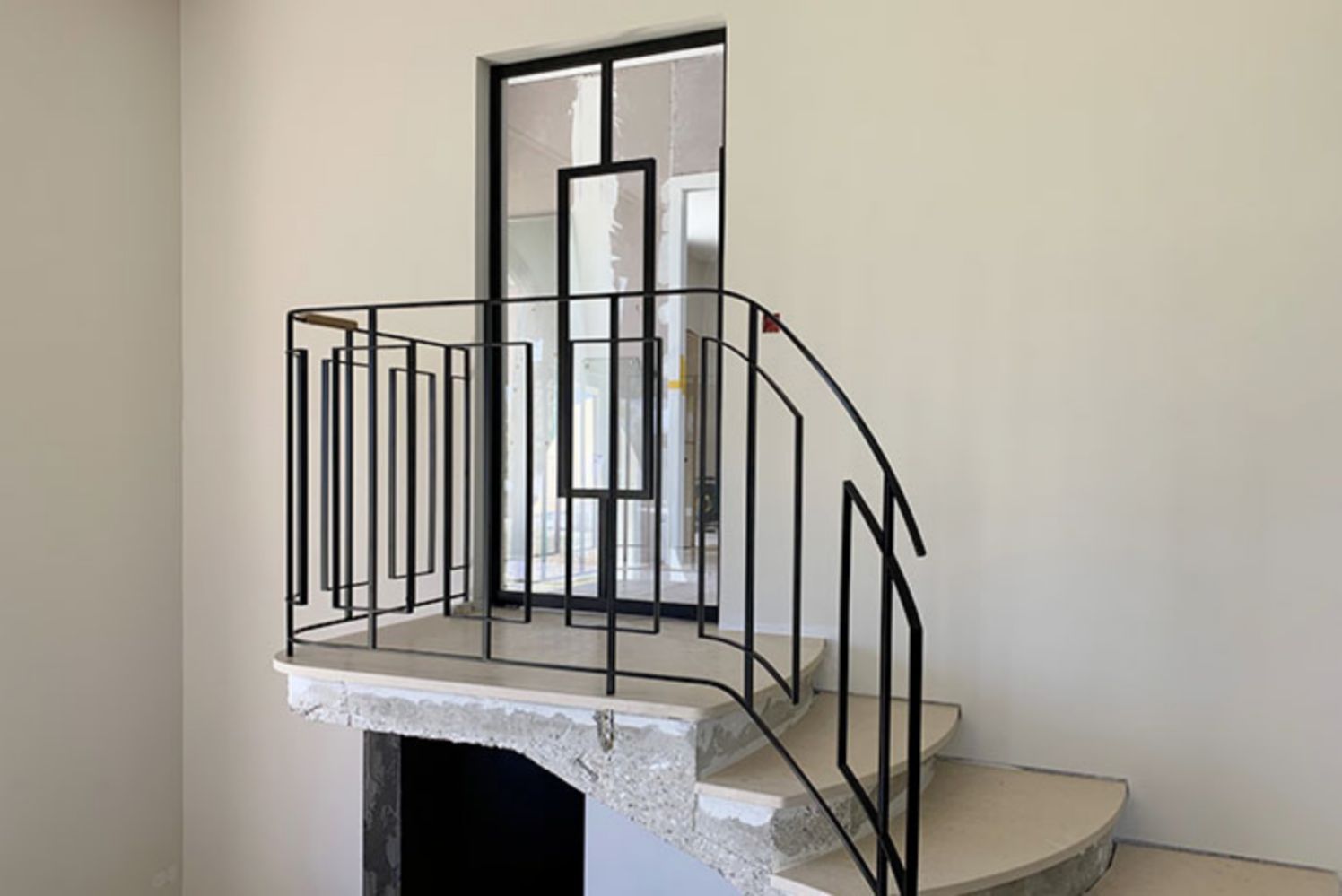 porte_interieur_sur_pivot_rampe_d_escalier_main_courante_laiton_poli_ct_metal_concept.jpg