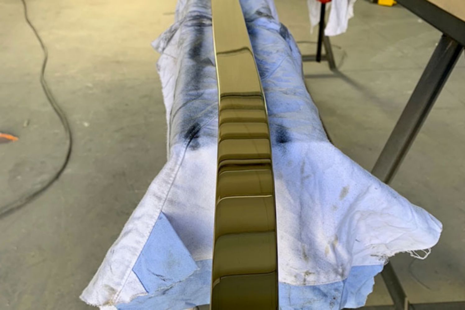 rampe_d_escalier_main_courante_laiton_poli_ct_metal_concept.jpg