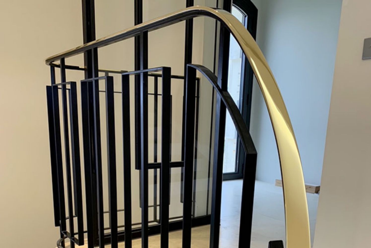rampe_zoom_d_escalier_main_courante_laiton_poli_ct_metal_concept.jpg